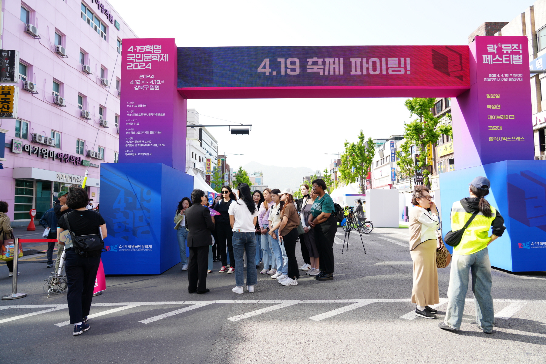 4.19혁명 국민문화제 2024_외국인 탐방단 인사
